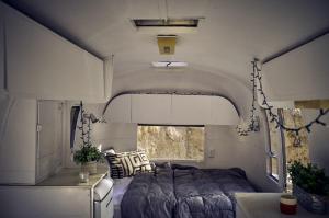 Posezení v ubytování Secluded Pet Friendly Airstream in Calabasas, California