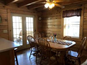 Gambar di galeri bagi Spacious Cabin Rental with Forest Views near Charleston, West Virginia di Hico