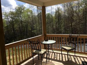 Μπαλκόνι ή βεράντα στο Cozy Cabin in the Idyllic Blue Ridge Mountains, Virginia