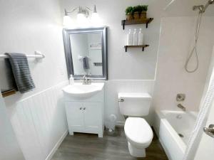 Koupelna v ubytování Splendid Cabin with Fire it and Backyard in NC + 37 fotografií