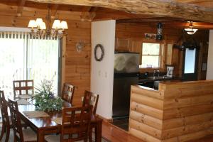 Kuchyň nebo kuchyňský kout v ubytování Charming Cabin Rental with a Hot Tub and Fireplace in the Smoky Mountains