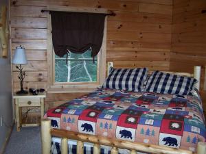 Postel nebo postele na pokoji v ubytování Charming Cabin Rental with a Hot Tub and Fireplace in the Smoky Mountains + 8 fotografií