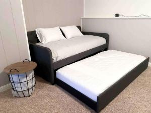 Postel nebo postele na pokoji v ubytování Splendid Cabin with Fire it and Backyard in NC