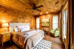 Postel nebo postele na pokoji v ubytování Luxury Three-Story Riverfront Cabin Rental for Groups in Blue Ridge Region of Georgia
