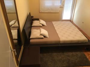 two beds in a room with a mirror at Apartment Satus in Podstrana
