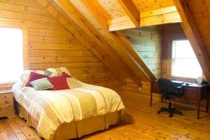 Ένα ή περισσότερα κρεβάτια σε δωμάτιο στο Large Rustic Cabin Overlooking the Mountains near Marion, North Carolina