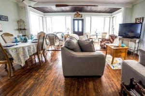 un soggiorno con un divano e un tavolo di Lakefront Cottage with Cozy Interior and Jacuzzi in Dresden, New York a Dresden