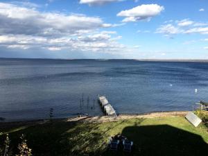 vista su un grande bacino idrico di Lakefront Cottage with Cozy Interior and Jacuzzi in Dresden, New York a Dresden Altre 36 foto