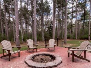 Zahrada ubytování Log Cabin Elegance: Your Private Haven on 5 Acres of Hazelhurst Waterfront