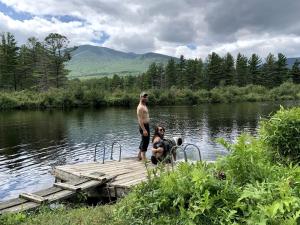 ein Mann und eine Frau stehen auf einem Steg an einem See in der Unterkunft Beautiful Cabin Surrounded by Stunning Nature in Wilmington, New York in Wilmington + 8 Fotos