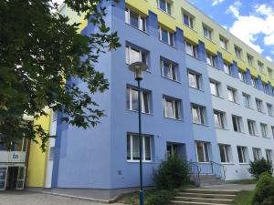 ein blau gelb und weiß gestrichenes Gebäude in der Unterkunft Internationales Gästehaus in Jena