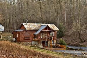 une petite maison avec un toit en métal dessus dans l'établissement Secluded Cabin Close to the Shenandoah River in Shenandoah, Virginia, à Grove Hill 23 autres photos