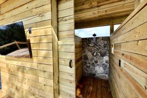 Hammetts CrossingにあるPeaceful Couples Yurt with Hot Tub in Dripping Springs, Texasの窓付きの木造キャビンの内側の景色