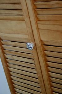 a wooden ceiling with aventricular at TyGroaz studio in Porspoder in Porspoder