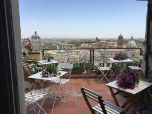 Balkón nebo terasa v ubytování Casa tipica siciliana patronale home BedandBreakfast TreMetriSoprailCielo Camere con vista, colazione interna in terrazzo panoramico