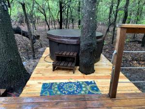 Фотография из галереи Unique Four-Person Luxury Tent with a Waterfall near Fort Worth, Texas в городе Buckner