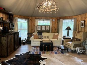 Гостиная зона в Unique Four-Person Luxury Tent with a Waterfall near Fort Worth, Texas