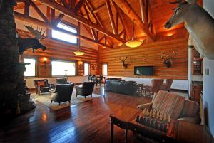 Χώρος καθιστικού στο Charming Suite Retreat for Couples in Melrose, Montana