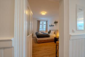 a bedroom with a bed and a window at SCHLOSSBERG RESIDENCES - Design City-Apartment im Herzen von Bensheim in Bensheim