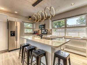 eine Küche mit einer großen Insel mit Barhockern in der Unterkunft Beautiful Cottage with Hot-tub in Gary, Indiana in Miller