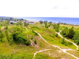 eine Luftaufnahme eines grasbewachsenen Hügels mit dem Meer in der Unterkunft Amazing Cottage with Lake Access in Gary, Indiana in Miller + 25 Fotos