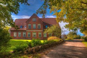 a large red brick house with white windows at Alter Speicher in Stinteck
