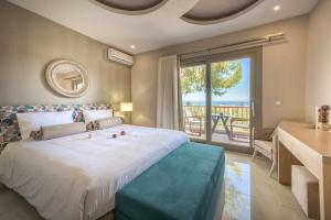Voodi või voodid majutusasutuse Koukounaria Hotel & Suites toas