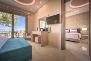 Voodi või voodid majutusasutuse Koukounaria Hotel & Suites toas
