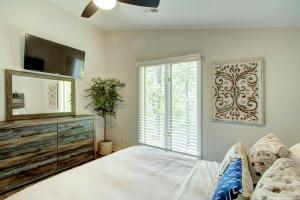 Postel nebo postele na pokoji v ubytování Embrace Nature in this Lakefront Cottage with Fire Pit in Charlotte, North Carolina