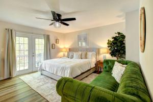 Postel nebo postele na pokoji v ubytování Embrace Nature in this Lakefront Cottage with Fire Pit in Charlotte, North Carolina