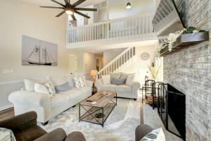 Posezení v ubytování Embrace Nature in this Lakefront Cottage with Fire Pit in Charlotte, North Carolina