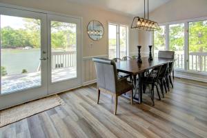 Fotografie z fotogalerie ubytování Embrace Nature in this Lakefront Cottage with Fire Pit in Charlotte, North Carolina v destinaci Fort Mill + 92 fotografií