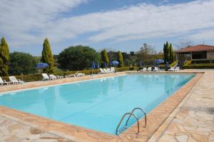 A piscina localizada em Hotel Fazenda Santa Maria ou nos arredores