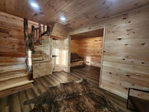DeersvilleにあるModern Spacious Cabin with Jacuzzi and Panoramic Views in Ohioの木の壁と丸太小屋のある部屋