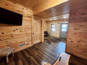 DeersvilleにあるModern Spacious Cabin with Jacuzzi and Panoramic Views in Ohioの木製の壁のリビングルーム(薄型テレビ付) +34枚の写真