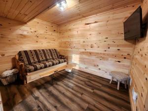 DeersvilleにあるModern Spacious Cabin with Jacuzzi and Panoramic Views in Ohioのログキャビン内のソファ付きの部屋