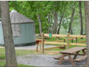 Fotografie z fotogalerie ubytování Beautiful Waterfront Yurt for Rent near Washington DC, Virginia v destinaci Springfield