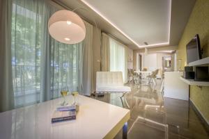 Televízia a/alebo spoločenská miestnosť v ubytovaní Koukounaria Hotel & Suites