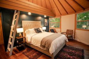 Postel nebo postele na pokoji v ubytování Luxury Yurt Rental near Austin for Glamping in Texas