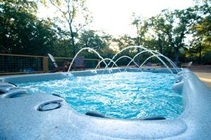 Bazén v ubytování Luxury Yurt Rental near Austin for Glamping in Texas nebo v jeho okolí