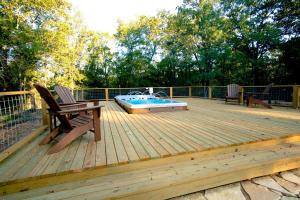 Bazén v ubytování Luxury Yurt Rental near Austin for Glamping in Texas nebo v jeho okolí