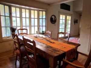 ein Esszimmer mit einem Holztisch und Stühlen in der Unterkunft Romantic Getaway Cabin with a Pool and a Hot Tub in the Heart of Sonoma, California in Glen Ellen