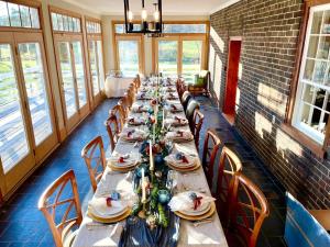 Restoran või mõni muu söögikoht majutusasutuses Historic Farm Cottage Perfect for Groups and Horseback Riding in Virginia +31 fotot