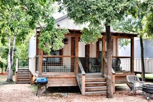 Zahrada ubytování Dream Glamping Destination: Stunning Tented Cabin on the Geronimo Creek in Seguin, Texas