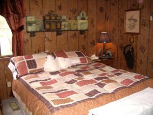 Ένα ή περισσότερα κρεβάτια σε δωμάτιο στο Western-Style Room on Ranch near Whitefish, Montana