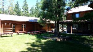 Κήπος έξω από το Western-Style Room on Ranch near Whitefish, Montana