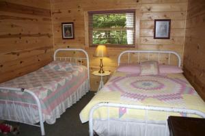 Ένα ή περισσότερα κρεβάτια σε δωμάτιο στο Upscale Camping Cabin for Nine by Squaw Lake in Wisconsin