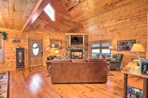 Μια τηλεόραση ή/και κέντρο ψυχαγωγίας στο Incredible Cabin with Fireplace and Hot-tub Next to Hiking Trails in Mineral Bluff, Georgia