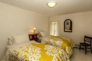 Katil atau katil-katil dalam bilik di Riverfront Cabin with Beautiful Views of Housatonic River in Great Barrington, Massachusetts