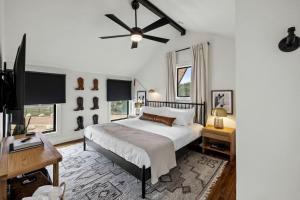 Un dormitorio con una cama y un ventilador de techo. en Three Stylish A-Frames Perfect for a Group Escape in Texas, en Fourth Crossing